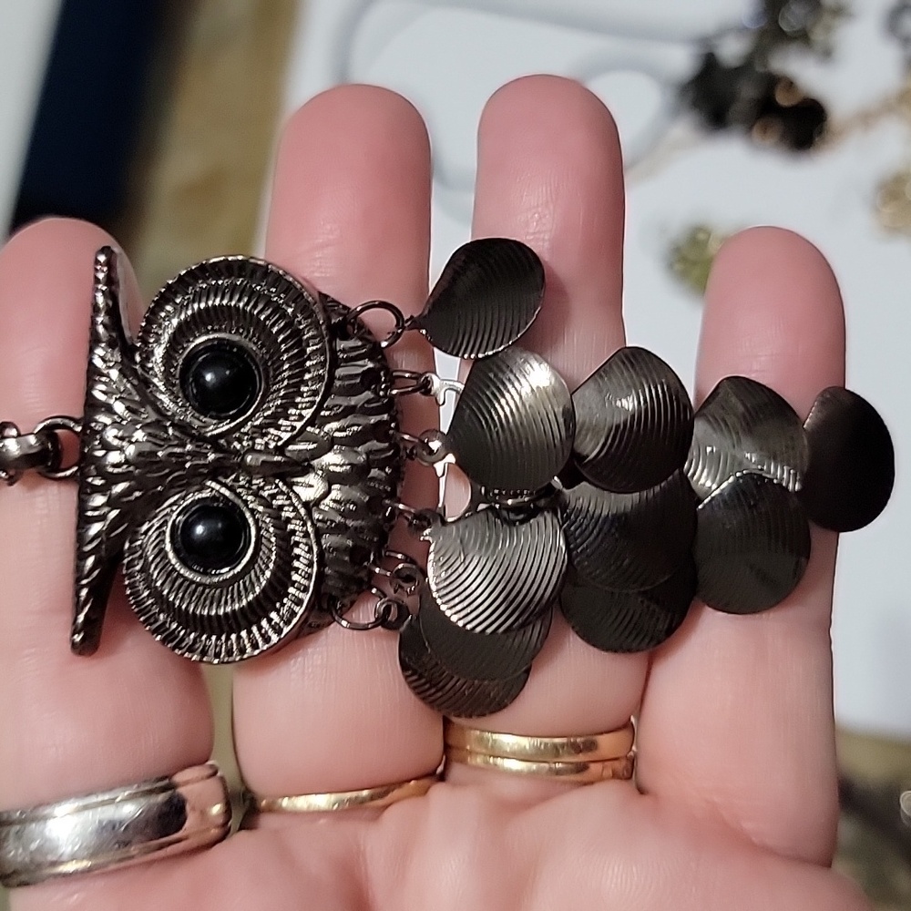 Owl necklace black matte eyes. Free flow metal feathers 14" Onblu54